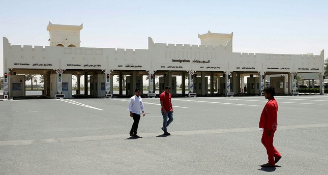Ả Rập Saudi đóng cửa vĩnh viễn biên giới đất liền với Qatar Cửa khẩu Salwa nhìn từ Qatar. Ảnh: AFP