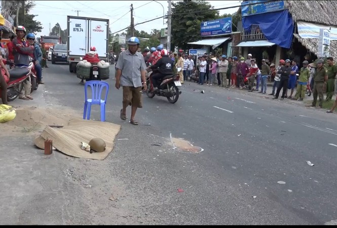 Xe máy đối đầu với ô tô, hai người tử vong tại chỗ Hiện trường vụ tai nạn