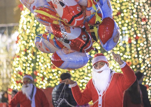 Cả nước đón Noel trong tiết trời đẹp Không khí Noel đã tràn ngập ở nhiều đô thị. Ảnh: Nguyễn Đông.