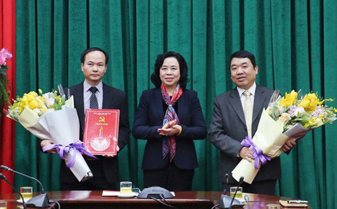 Bổ nhiệm nhân sự Thành ủy Hà Nội và một số địa phương Phó Bí thư Thường trực Thành ủy Hà Nội Ngô Thị Thanh Hằng trao Quyết định bổ nhiệm Phó Trưởng ban Tổ chức Thành ủy Đường Hoài Nam (bên trái) và Phó Trưởng ban Tuyên giáo Thành ủy Đào Xuân Dũng (bên phải). Ảnh Hà Nội mới
