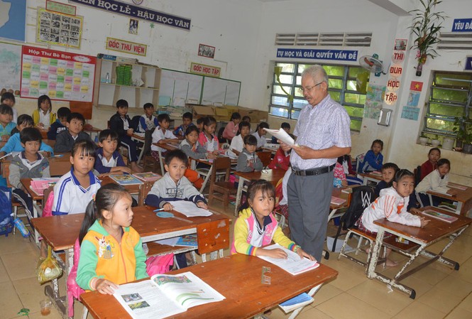 Học sinh Sóc Trăng trở lại trường sau những ngày tránh bão Học sinh trường tiểu học Vĩnh Hải (Vĩnh Châu, Sóc Trăng) đi học trở lại