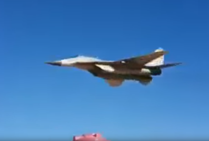 Phi công Syria liều mình lái MiG-29 bay sát đất để ăn mừng Ảnh cắt từ màn hình