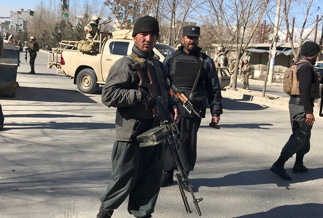 Đánh bom tự sát ở thủ đô Afghanistan, 40 người chết thảm Cảnh sát canh gác tại hiện trường vụ đánh bom sáng 28/12 ở Kabul (Afghanistan). Ảnh: Reuters