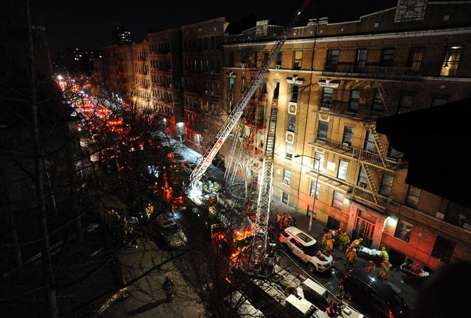 Cháy lớn tại tòa nhà trăm tuổi ở New York, 21 người thương vong Hiện trường vụ cháy. Ảnh: NY Daily News
