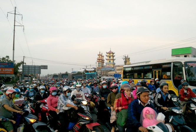 Kẹt cứng ở cửa ngõ về miền Tây, người dân chôn chân trên cao tốc Phương tiện đổ về Miền Tây dầy đặc trên quốc lộ 1A. đoạn qua ngã tư Lương Phú, thuộc huyện Châu Thành, tỉnh Tiền Giang.