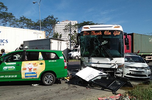 6 ôtô tông liên hoàn tại cửa ngõ Sài Gòn, 2 người bị thương Hiện trường vụ tai nạn. Ảnh: Tin Tin.