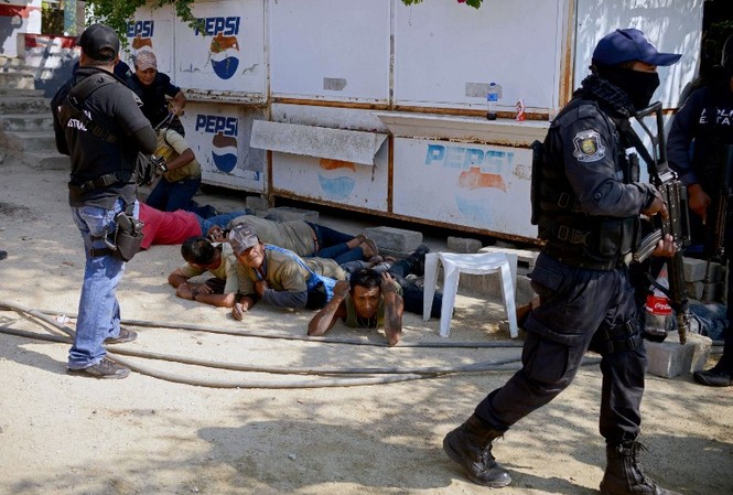 Hai ngày cuối tuần, 18 người chết vì đọ súng ở Mexico Cảnh sát bang Guerrero được điều đến hiện trường vụ xả súng hôm 7/1 tại làng La Concepcion. Ảnh: AFP