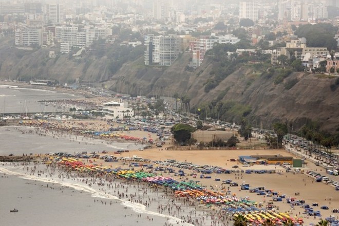 Động đất ngoài khơi Peru, người đàn ông tử vong vì đá rơi trúng Bờ biển Peru. Ảnh: Reuters