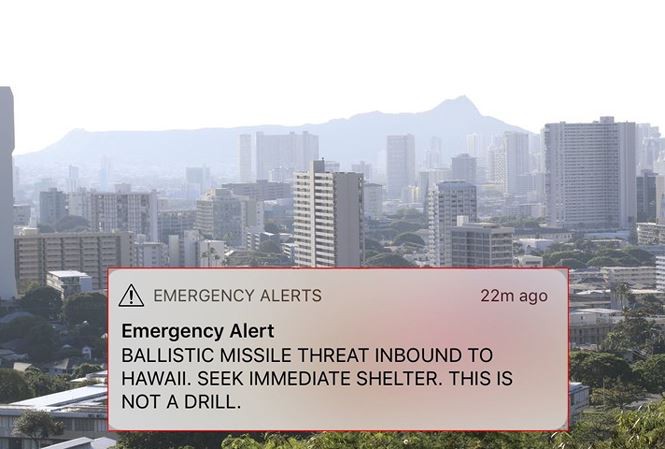 Hậu báo động giả, quan chức Hawaii kêu gọi hai ông Trump - Kim đối thoại Người ở Hawaii nhận được báo động giả về một vụ tấn công tên lửa đạn đạo. Ảnh: AP