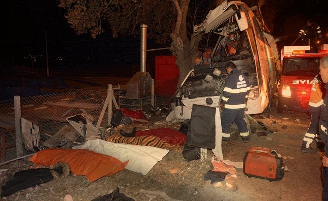 Xe buýt đâm trúng hàng cây, 55 người thương vong Một nửa chiếc xe buýt nát tươm sau vụ tai nạn. Ảnh: Twitter