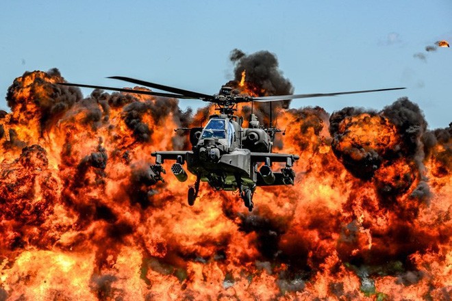 Trực thăng quân sự Mỹ rơi trên sa mạc, hai phi công thiệt mạng Trực thăng tấn công AH-64D Apache. Ảnh: Reuters