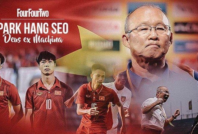 HLV Park Hang-seo: 'Cầu thủ Việt Nam đều muốn chơi như... Barcelona' FourFourTwo gọi ông Park Hang-seo là "Deus ex Machina" của bóng đá Việt Nam. Cụm từ này có thể hiểu là "vị thần trong cỗ máy", hay "người đến bất ngờ để giải quyết một tình huống nan giải". Ảnh: FourFourTwo