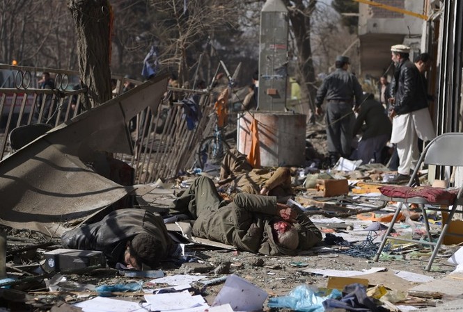 Afghanistan: Thương vong vụ đánh bom tự sát tăng mạnh, lên 338 người Hiện trường vụ đánh bom. Ảnh: AFC