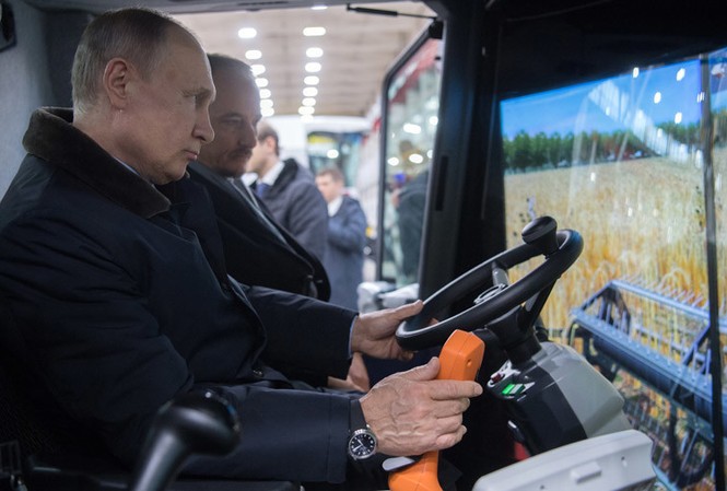 Tổng thống Putin nói 'sẽ đi lái máy gặt' nếu không tái đắc cử Tổng thống Putin lái thử mô hình máy gặt - đập. Ảnh: RT