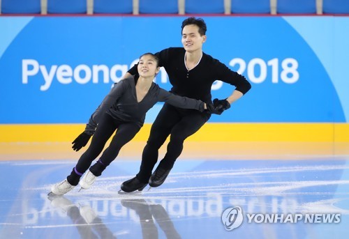 Tận thấy cặp VĐV Triều Tiên tập trượt băng trên sân băng Hàn Quốc Ryom Tae-ok (trái) và Kim Ju-sik (phải) trên sân băng Gangneung. Ảnh: Yonhap