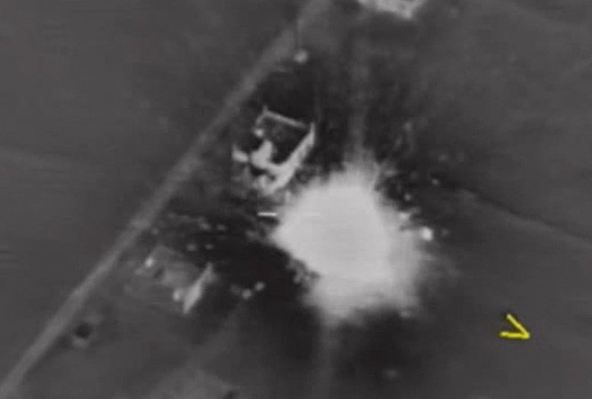 Nga không kích tiêu diệt 30 phiến quân sau vụ phi công Su-25 bị sát hại Mục tiêu nổ tung khi bị không quân Nga tấn công bằng tên lửa. Ảnh cắt từ video