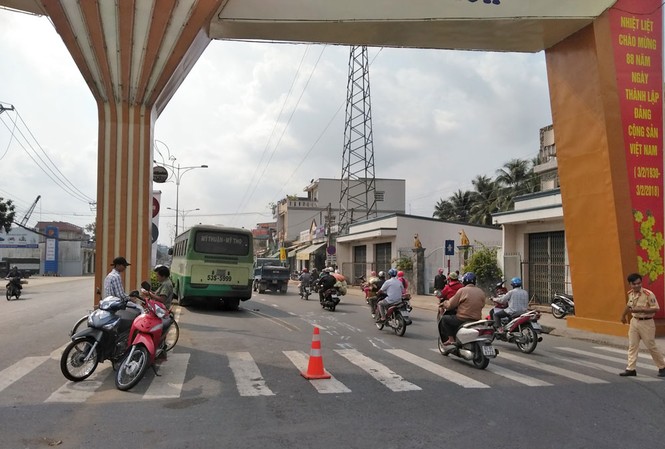 Tiền Giang: Một phụ nữ bị xe buýt cán qua người tử vong Hiện trường vụ tai nạn.