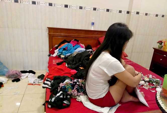 Phát hiện nhiều đôi trai gái mua bán dâm trong nhà nghỉ chị L.H.N.H đang ở trong căn phòng số 5 cùng với dụng cụ dùng để sử dụng ma túy.