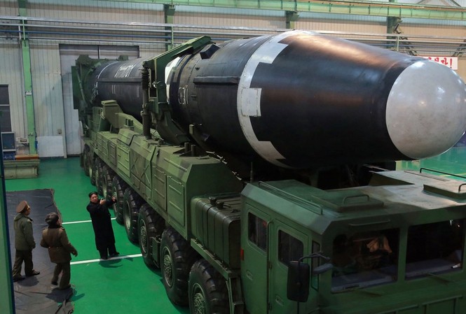 Triều Tiên ra mắt ‘tên lửa có khả năng tấn công Mỹ’ Hwasong-15 Tên lửa Hwasong-15. Ảnh: KCNA