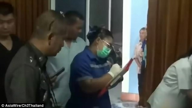 Vừa ăn mừng đã tự tử vì làm mất vé số trúng hơn 30 tỉ đồng Cảnh sát và nhân viên pháp y khám nghiệm hiện trường vụ tự sát. Ảnh: AsiaWire