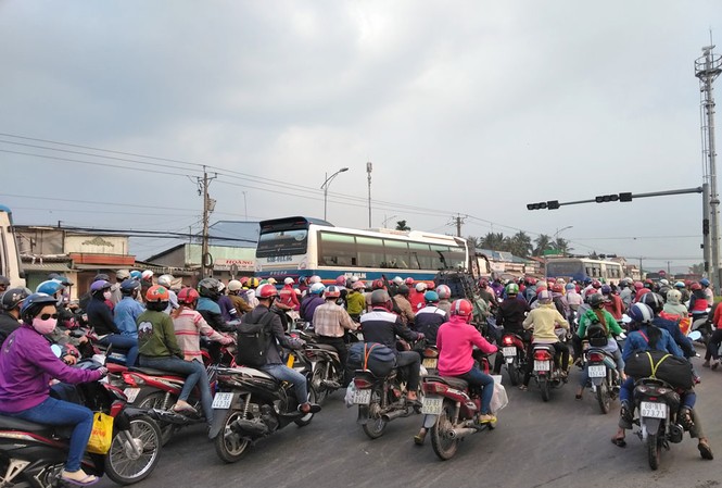 Ùn tắc hàng km trên quốc lộ 1A vào chiều 25 Tết Ùn ứ đoạn ngã từ Lương Phú (thuộc xã Thân Cửu Nghĩa, huyện Châu Thành).
