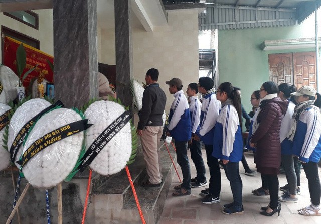 Nam sinh tử nạn khi cứu 3 mẹ con: Nỗi buồn của cô giáo được cứu sống Sáng ngày 10/2, nhiều học sinh đến viếng em Hoàng Đức Hải