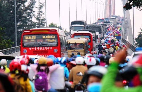 Trạm BOT cầu Rạch Miễu liên tục ngừng thu phí vì kẹt xe Dòng xe nối đuôi nhau qua cầu Rạch Miễu. Ảnh: Hoàng Nam.