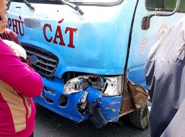 Đi xe máy từ Sài Gòn về Nghệ An ăn tết, 2 thanh niên gặp nạn thương vong Hiện trường nơi hai thanh niên va chạm vào xe ô tô trên đường đi xe máy từ TPHCM về Nghệ An.
