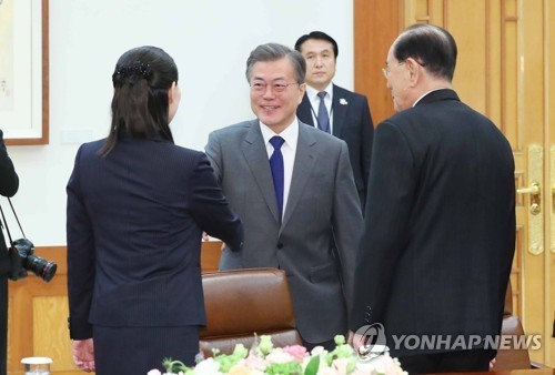Tổng thống Hàn Quốc có cuộc gặp lịch sử với em gái Chủ tịch Kim Jong-un Tổng thống Hàn Quốc Moon Jae-in bắt tay bà Kim Yo-jong. Ảnh: Yonhap
