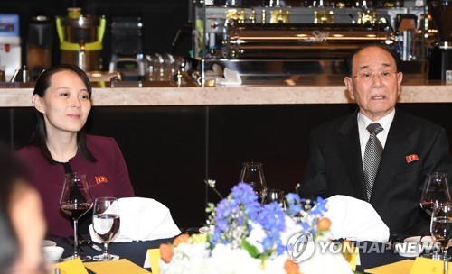 Em gái ông Kim Jong-un nói gì khi được hỏi về Seoul? Bà Kim Yo-jong (trái) và ông Kim Yong-nam (phải) dự tiệc tối ở Gangneung (Hàn Quốc). Ảnh: Yonhap