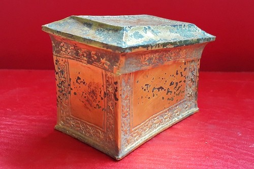 Hộp đựng xá lị hé mở tục hỏa táng của Phật giáo 1.400 năm trước Hộp xá lị được trang trí hoa văn tinh xảo. Ảnh: Nguyễn Hải.