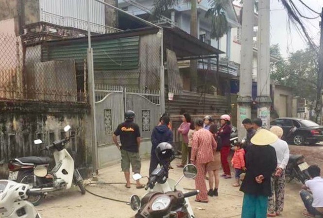 Nam thanh niên chết bất thường trong phòng trọ Nhiều người dân hốt hoảng phát hiện một nam thanh niên tử vong. (Ảnh: PVH)
