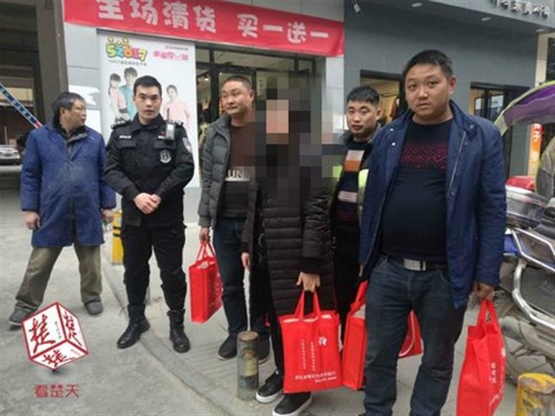 Cảnh sát hộ tống người phụ nữ xách 13 tỉ đồng tiền mặt về quê ăn Tết Cảnh sát hộ tống bà Lee cùng 5 túi vải đựng đầy tiền. Ảnh: Sina