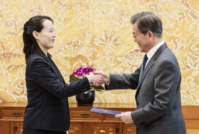 Xuất hiện tin đồn em gái ông Kim Jong-un đang mang bầu Bà Kim Yo-jong bắt tay Tổng thống Hàn Quốc Moon Jae-in. Ảnh: AFP