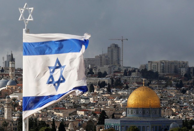 Mỹ mở đại sứ quán tại Jerusalem đúng dịp Quốc khánh Israel Quốc kì Israel bay trên bầu trời Jerusalem. Ảnh: Reuters