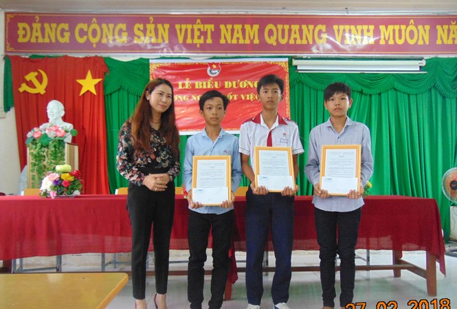 Trung ương Đoàn khen thưởng ba học sinh Đại diện TU Đoàn trao phần thưởng cho các em