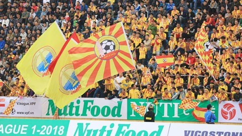 Bốn điểm nhấn của vòng đấu mở màn V.League 2018 Trong ngày Nam Định trở lại V.League sau 7 năm vắng bóng, sân Thiên Trường đã đón tới 22.000 CĐV. Ảnh: Bongdaplus