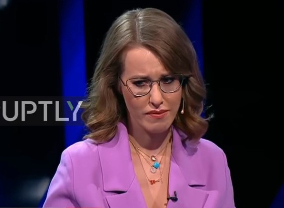 Nữ ứng viên Tổng thống Nga ôm mặt khóc vì bị đối thủ cắt lời Ứng viên Ksenia Sobchak.