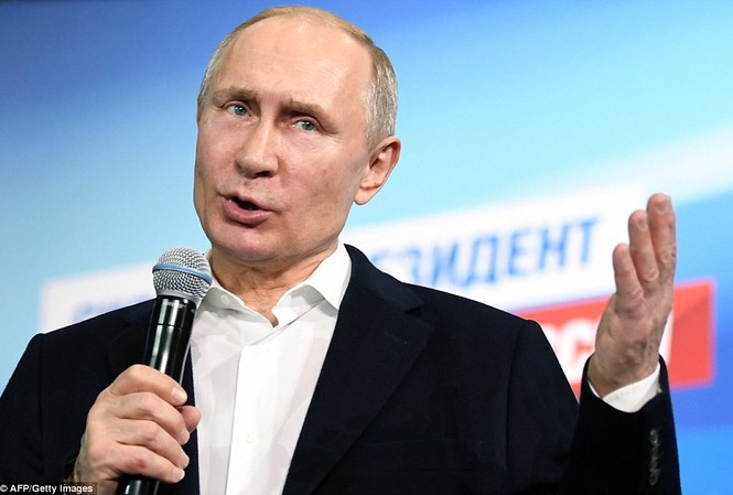 Tổng thống Putin: Không có chuyện Nga đầu độc cựu điệp viên Tổng thống Nga Putin tiếp xúc với báo giới tại trụ sở chính của chiến dịch tranh cử. Ảnh: AFP
