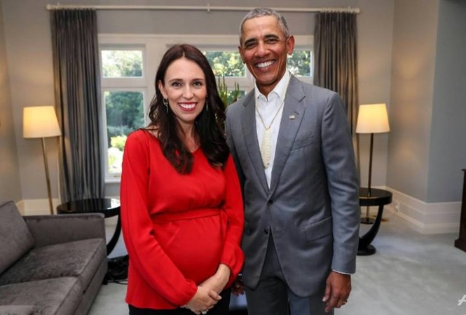 Bầu 6 tháng, Thủ tướng New Zealand được ông Obama dạy cách nuôi con Nữ Thủ tướng New Zealand Jacinda Ardern (trái) và cựu Tổng thống Mỹ Barack Obama (phải). Ảnh: AFP