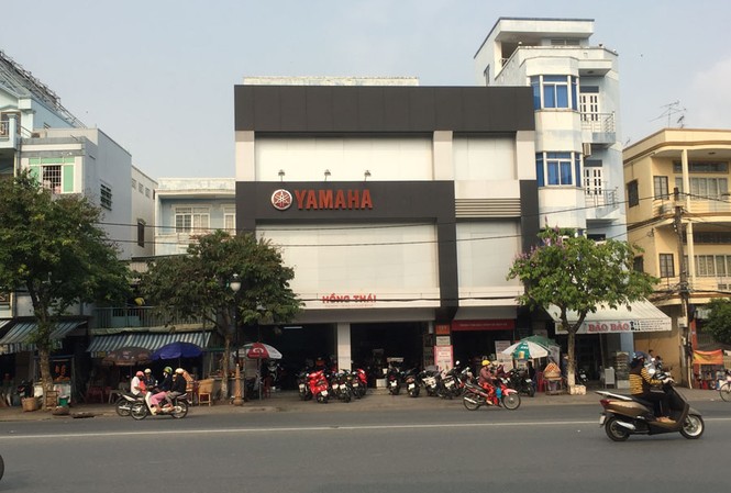 Đại lí Yamaha 'phù phép' xe Exciter màu xanh thành màu đen nhám Cửa hàng Yamaha Hồng Thái (toạ lạc số 191, đường Trần Phú, TP. Rạch Giá, Kiên Giang) bị tố “phù phép” xe Exciter từ màu xanh biến thành màu đen nhám.