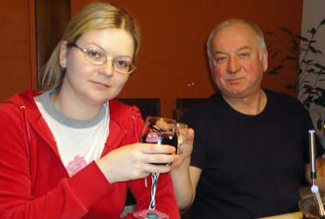 OPCW xác nhận tìm thấy dấu vết chất độc thần kinh trong vụ Skripal Ông Sergei Skripal và con gái Yulia. Ảnh: REX