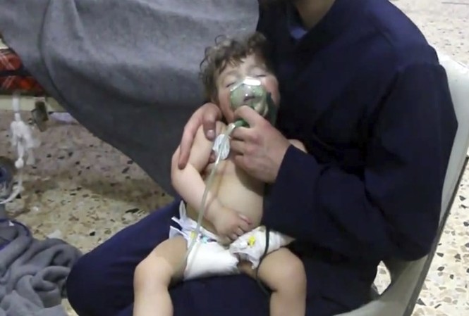 Mỹ, Pháp bị cáo buộc hỗ trợ khủng bố đưa chất độc hoá học vào Syria Hình ảnh nạn nhân nghi bị tấn công hoá học ở Douma (Syria). Ảnh: Mũ Trắng