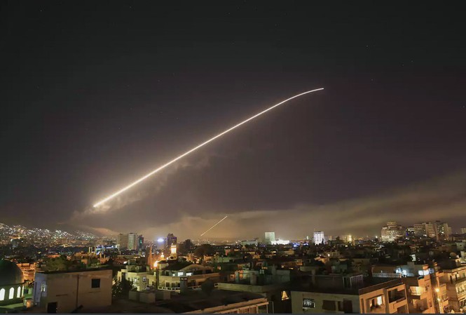 Nga phản ứng quyết liệt trước việc Mỹ - Anh - Pháp tấn công Syria Bầu trời Damascus (Syria) vào thời điểm bị Mỹ - Anh - Pháp không kích. Ảnh: AP