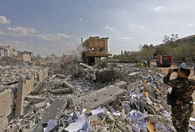 Tình báo Israel đánh giá cuộc không kích của Mỹ ở Syria thất bại Một cơ sở gần thủ đô Damascus (Syria) bị phá huỷ sau vụ tấn công ngày 14/4. Ảnh: AFP