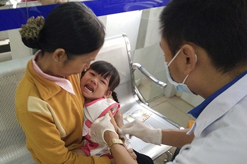 Vào hè, tình trạng chó dại cắn người gia tăng tại Đắk Lắk Trung tâm y tế dự phòng tỉnh Đắk Lắk tiêm phòng cho nạn nhân bị chó dại cắn.