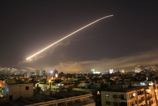 Mỹ tái khẳng định ‘tấn công chính xác các mục tiêu ở Syria’ Tên lửa xẹt ngang bầu trời Damascus (Syria) sáng sớm 14/4. Ảnh: AP