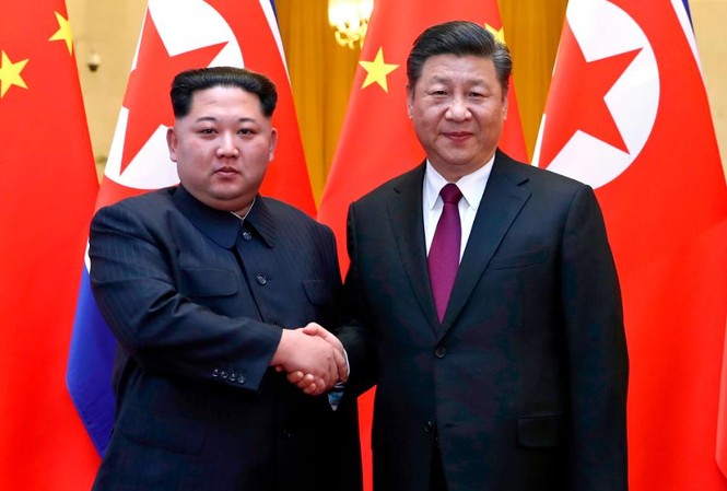 Chủ tịch Trung Quốc Tập Cận Bình sắp thăm Triều Tiên? Chủ tịch Triều Tiên Kim Jong-un (trái) và Chủ tịch Trung Quốc Tập Cận Bình (phải). Ảnh: Reuters
