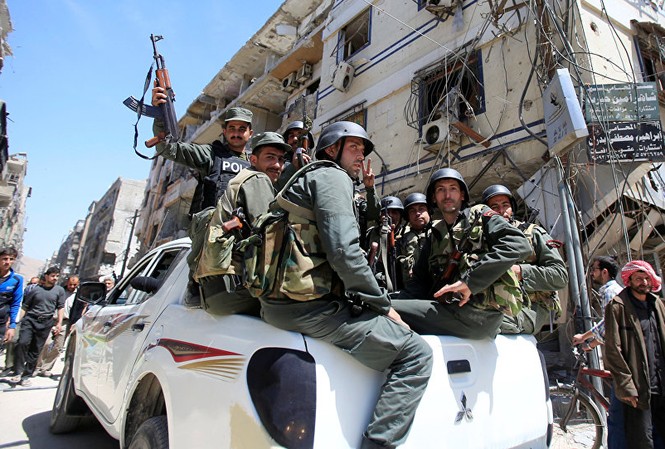 Tiết lộ bất ngờ về phòng thí nghiệm vũ khí hoá học ở Douma Binh sĩ Syria tại Douma - nơi bị nghi xảy ra vụ tấn công bằng vũ khí hoá học nhằm vào dân thường. Ảnh: Reuters
