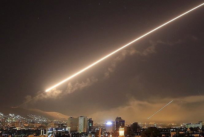 Syria bàn giao cho Nga 2 tên lửa xịt từ cuộc không kích của Mỹ Bầu trời Damascus rực sáng trong cuộc không kích của liên quân Mỹ - Anh - Pháp sáng sớm 14/4. Ảnh: AP